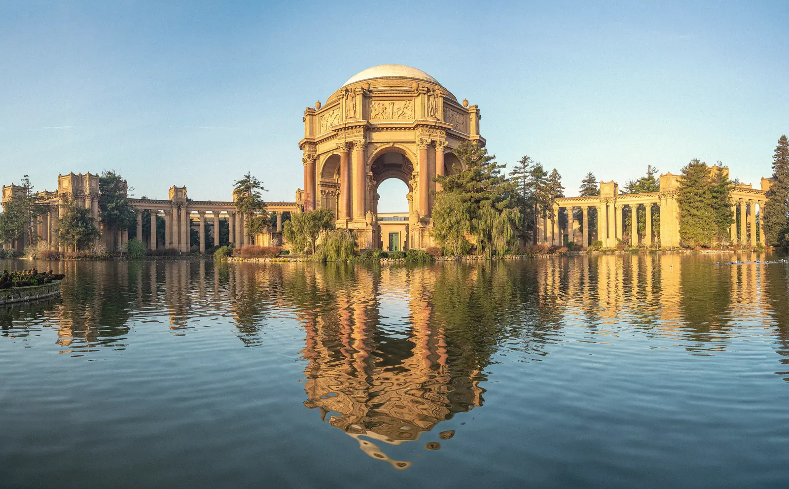 Photo of the Palace of Fine Arts rotunda reflected in its lagoon