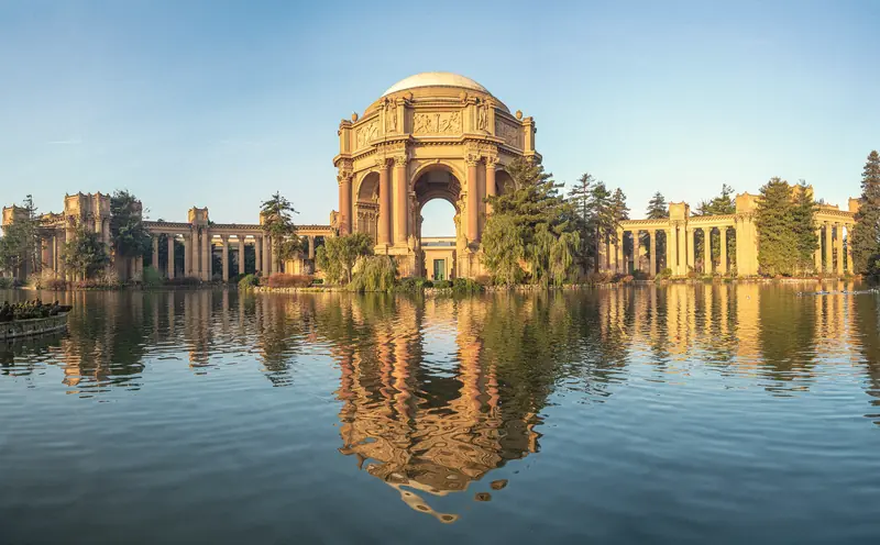 Photo of the Palace of Fine Arts rotunda reflected in its lagoon